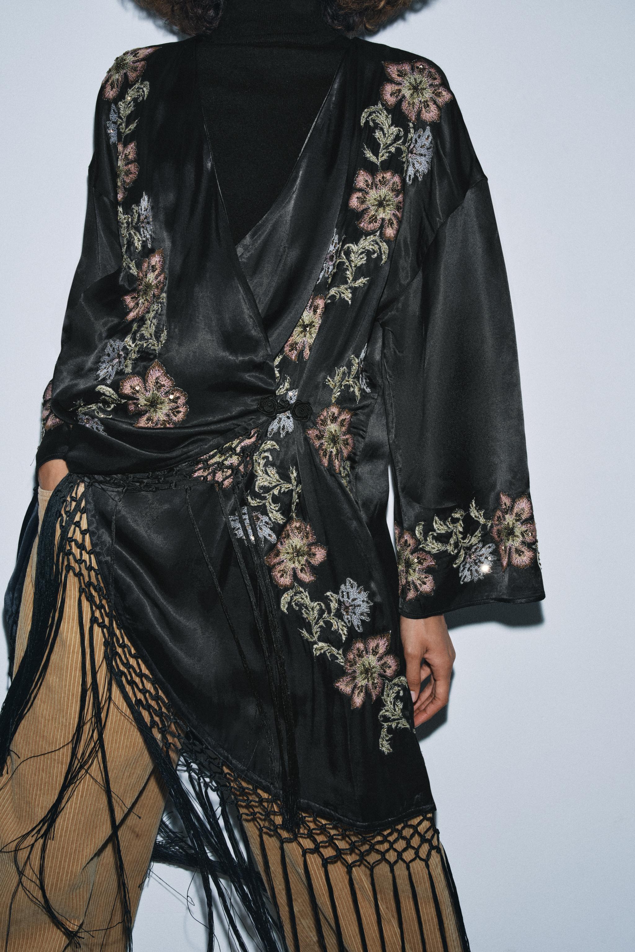 EMBROIDERED FLORAL FRINGED KIMONO